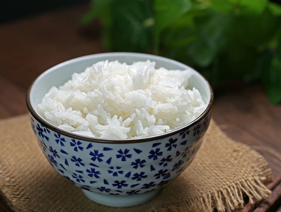 Un tazón lleno de arroz blanco.