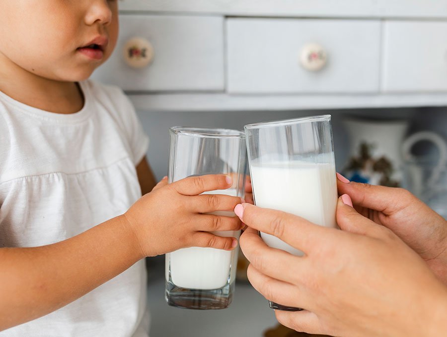 Esta madre y su hijo pequeño se van a tomar un buen vaso de leche.